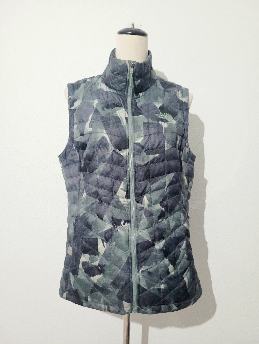 The North Face ThermoBall Quilted Puffer Vest Women's Large Gray Camo Full Zip - Picture 2 of 16